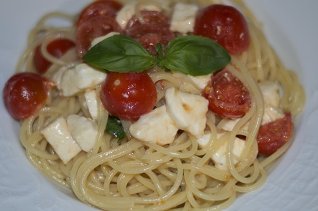 pasta,spaghetti,caprese,tomatoes,easy italian food