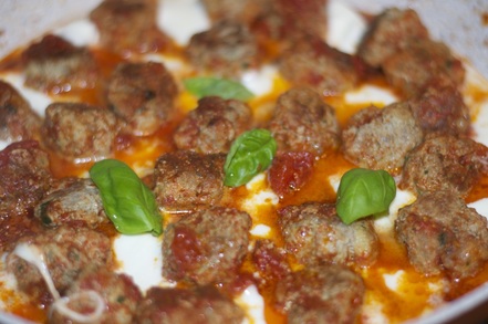 meatballs,mozzarella,tomato,sauce,basil,italian,food,recipe